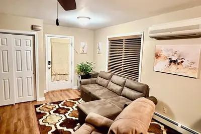 Image de Cozy Mother–Daughter Efficiency Private Entrance Quiet Residential Setting