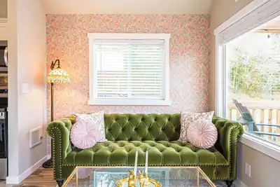 Image de Rainforest Tiny Home Retreat Floral Cottage