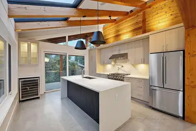 Image de Modern & spacious timber frame home, 3 bed, 5 bath. W/ Sauna + Espresso