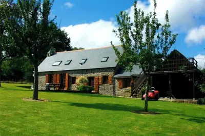 Image de Luxury rural farmhouse retreat. Family and pet friendly with hot tub.