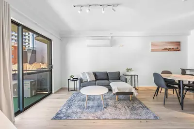 Convenient East Perth Stay with Free Parking