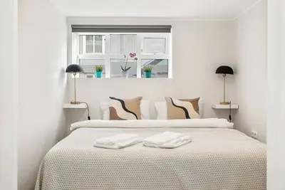 Image de Vibrant Urban Oasis in the Heart of the City