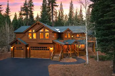 Image de Truckee Mountain Cabin with Hot Tub + Game Room + Forest Views | Gray Wolf Lodge
