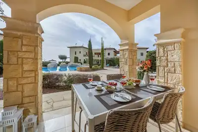 Image de Bk02 Adjacent à Aphrodite Hills — Vue sur la piscine et la mer