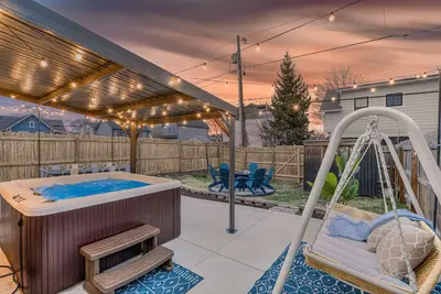 Image de HotTub~FirePit~Games~YogaNook~5 Mins to Downtown