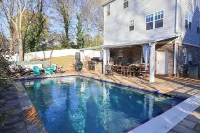 Image de Experience the best of Atlanta living in Grant Park area. This stunning property features a spacious 4br/4ba main home plus a fully private 1br/1ba carriage house studio.