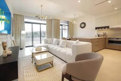 Image de Luxury 3br + maid's villa with pool view and steps away from the Park