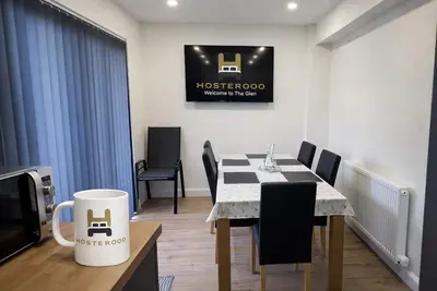 Image de The Glen: Contractor Haven | Fast Wi‑Fi | Easy Parking -  by Hosterooo