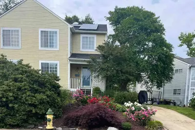 Image de Adorable home steps from Navy stadium!