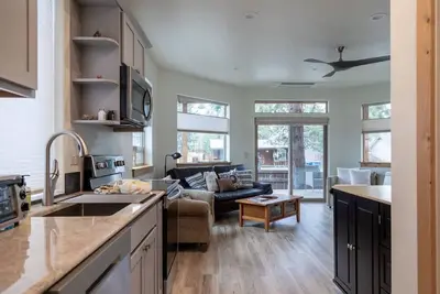 Image de Aspen Suite | Walk to Sisters | Sleeps 4