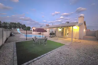 Image de Tremendous 4-bedroom house with pool near Arizona cardinals state farm stadium.