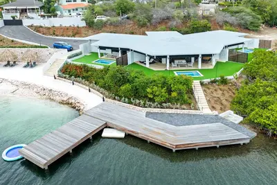 Image de Dolce Vita Beach, Waterfront Bungalow B with private beach