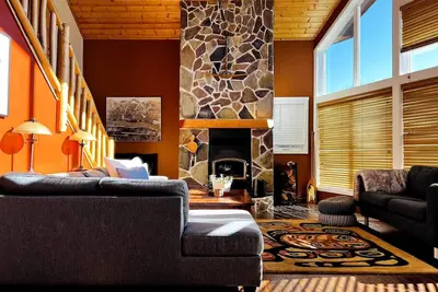 Image de Golden Valley Lodge with hot tub & mountain views