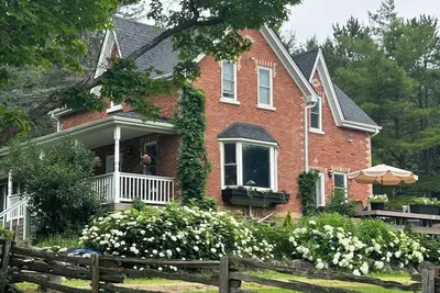 Image de Beautiful and serene. private farmhouse on acreage. Gorgeous views over valley.