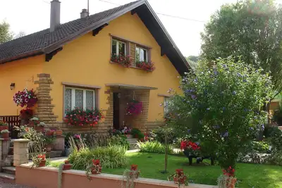 Image de Appartement « Gîte Les Collines » avec vue montagne, terrasse privée et Wi-Fi