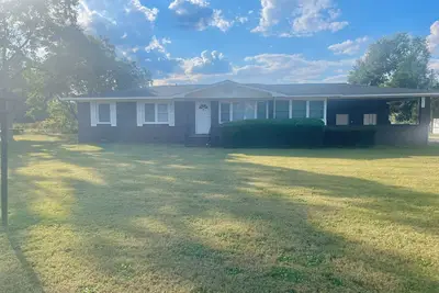 Image de Spacious 3-Bedroom Home with Warm, Welcoming Charm