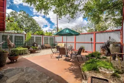 Image de Kooyah! An African Retreat at Downright Comfort!