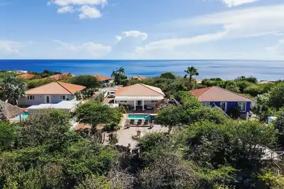 Image de Modern 3 bedroom villa with private pool at gated Coral Estate Beach Resort