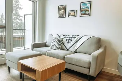 Suite Retreat - 1 Bed+Den Downtown Condo