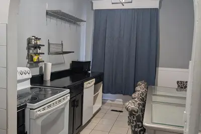 Image de 6 Bedrooms/3 bathrooms/ Free parking 8 mins to downtown