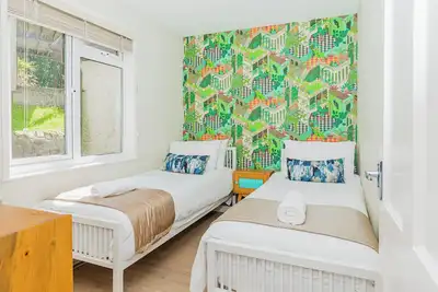 Image de Lovely Cornish pool access lodge at Honicombe Holiday Village