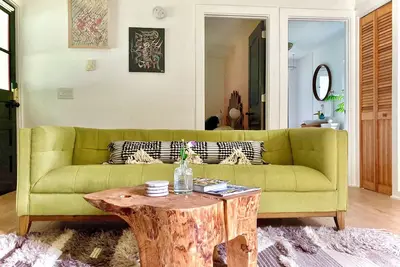 Image de Cozy cottage with local art