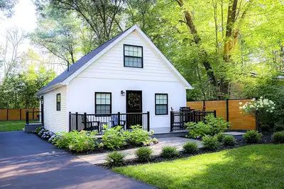 Image de Tanbrook Chalet with Private Hot Tub near Higgins Lake