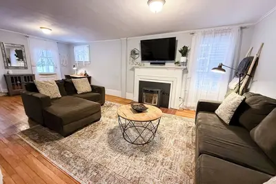 Image de 3 bedroom house 1 block from Lake & Marina. Well equipped!