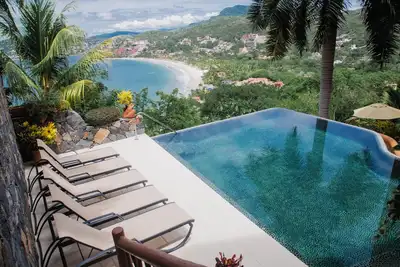 Image de Zihua Vista Bay Principal: Stunning La Ropa Views, Infinity Pool & Gourmet Kitch