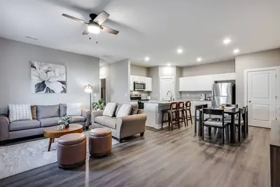 Image de Close Drive to Wichita Hoops. Garage Parking + W&D