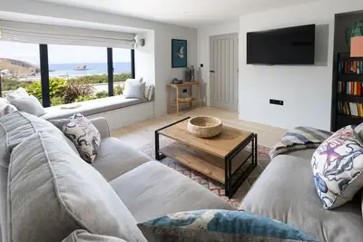 Image de Stunning & Luxurious Family Home Overlooking The Beach With Hot Tub