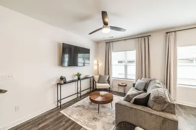 Image de Modern Huntsville Townhome • Patio • Sleeps 8