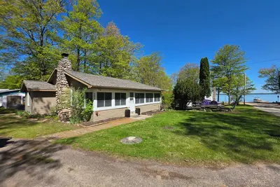 Image de The ultimate lakefront escape right on the shores of beautiful Higgins Lake!