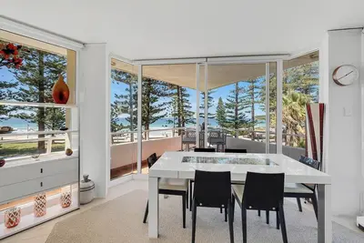 Image de Luxury Adult Beachfront pad. 2 Bed. 3 mins to Corso. Parking