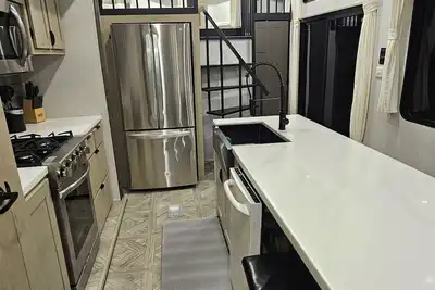 Image de Luxury camper with a spectacular view, surrounded by nature.