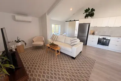 Image de Whispers on Dunbar - A Quiet Coastal Retreat