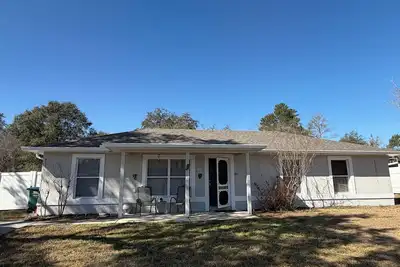 Image de Comfortable and inviting three bed, two bath house