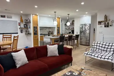 Image de Listen to the ocean from your bed! Only 80 steps to toes in the sand.