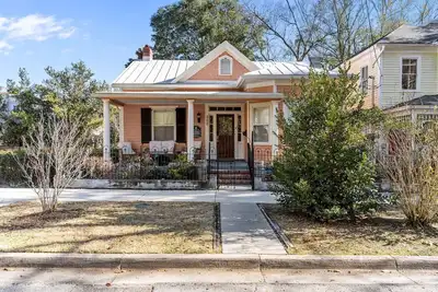 Image de Creamsicle Cottage-6 blocks from the Water Front
