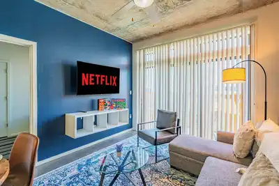 Chic Dt Phx Apt with Gym, Pool, and Parking