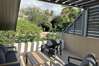 Image de Appartement à La Saline les bains avec terrasse et plage à pied.