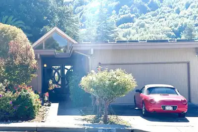 Image de Lovely furnished private 1-bedroom/bath/den w/ separate entrance. Heated pool.