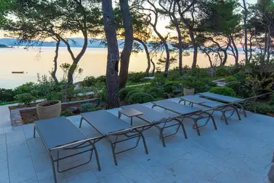 Image de Stunning seafront 5 bedroom villawith full privacy and great location.