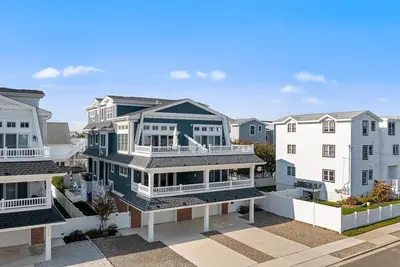 Image de Don’t miss this beautifully designed modern retreat with nearby bay access and a private pool.