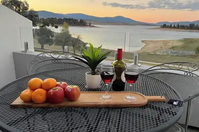 Image de Lakefront Studio • Indoor Pool • Bar & Bistro • Amazing Lake Views • WiFi