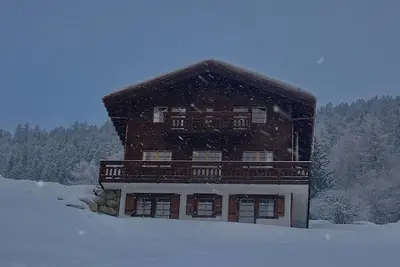 Image de Chalet pour 14 personnes à 100 mètres de pistes de ski : 2 chambre double avec salle de bains privat