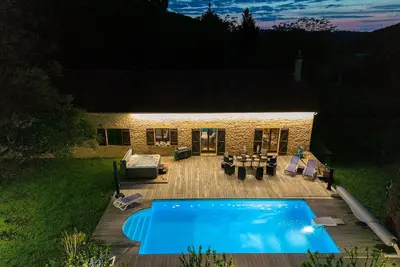 Image de Piscine chauffée et jacuzzi - 4 adultes 4 enfants