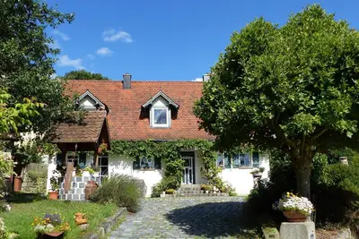 Image de Charmante maison de campagne restaurée avec terrasse privée, jardin et Wi-Fi à Heilsbronn