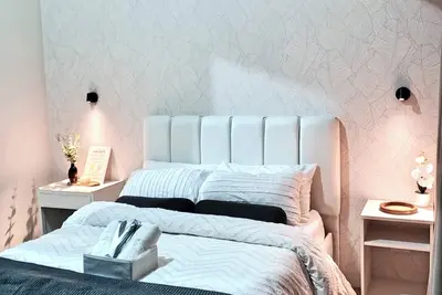 Image de Luxury 1br McKinley | Fast Wifi | Pool & Gym | Bgc & near Naia