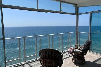 Image de Beachfront Penthouse w/ Private Rooftop, Jacuzzi & Pool – Crucita